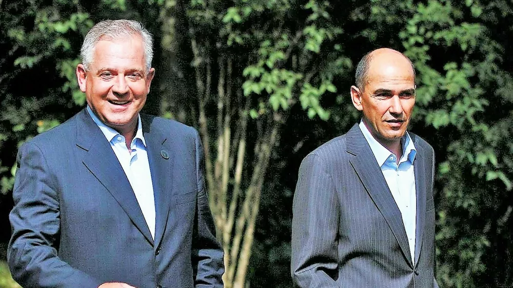 Bled, 260807.Janez Jansa i Ivo Sanader; dolazak do podija na kojem ce dati izjave.Bled strategic forum, na temu "European Union 2020: Enlarging an Integrating"Po zavrsetku sastanka premijeri dviju drzava okupljenim su novinarima odgovarali na pitanja te dali izjavu na temu razgovora.Foto: Vjekoslav Skledar / CROPIX-desk-