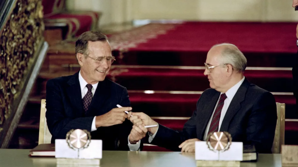 Ameri&scaron;ki predsedniki George Bush in sovjetski predsednik Mihail Gorbačov med podpisom sporazuma START. / Foto: Profimedia