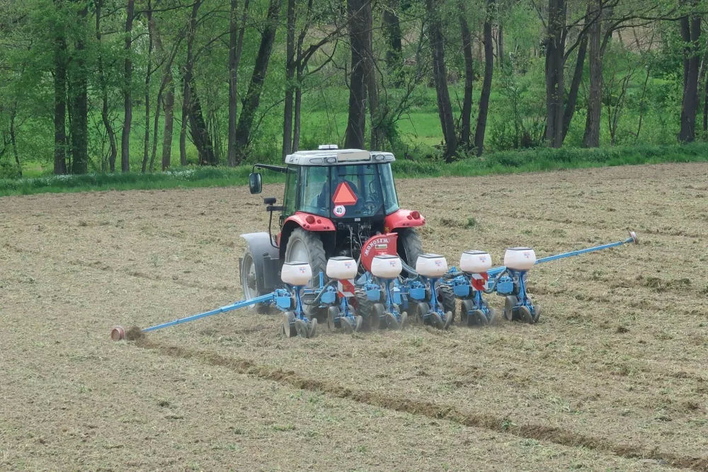 polje, njiva, traktor, oranje, gnojenje. Foto: Tatjana Pihlar