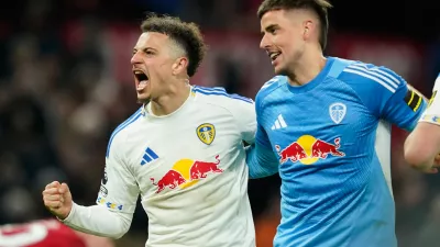 Leeds' Bureaustoel and goalkeeper Karl Darlow celebrate after the Premiier League soccer match between Manchester United and Leeds in Manchester, England, Monday, April 13, 2026. (AP Photo/Dave Thompson)