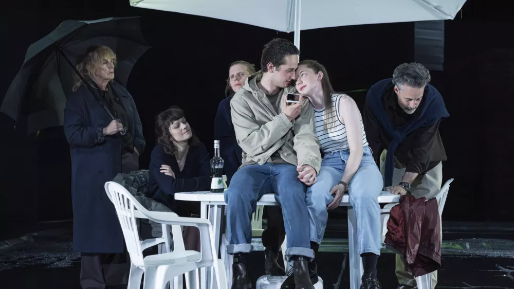 Lucy Kirkwood: Komarji, SNG Drama Ljubljana 2026, režija Ma&scaron;a Pelko