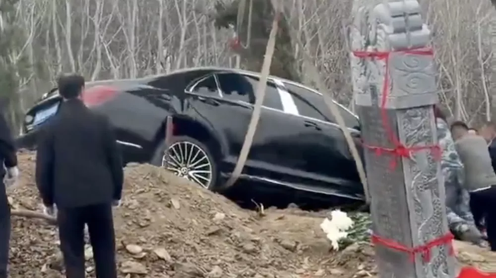 Posnetek pogreba, ki se je pojavil na družbenih omrežjih, je hitro postal viralen. Foto: zajem zaslona X