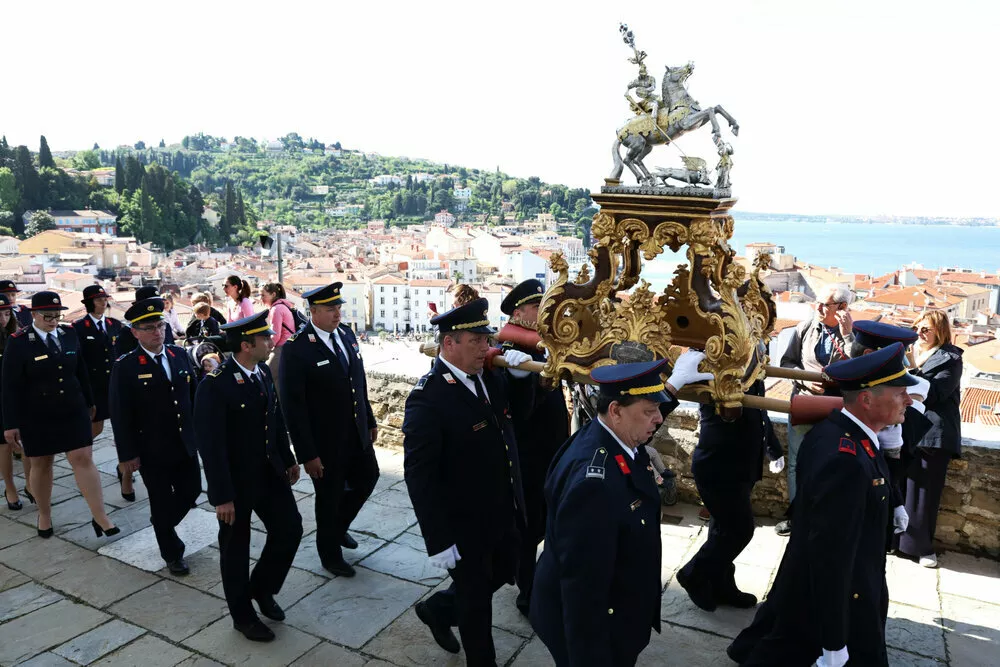 Prireditev &raquo;Solinarski praznik&laquo; je eden najpomembnej&scaron;ih poklonov zgodovini in identiteti mesta ter njegovim prebivalcem. In ker so leta 1343 Pirančani za zavetnika izbrali sv. Jurija. F Avditorij Portorož