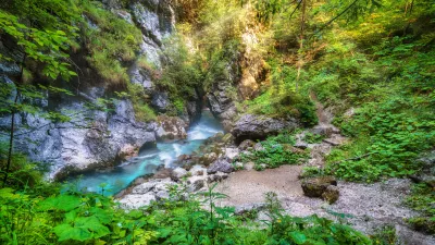 Soteski Veliki in Mali Predaselj predstavljata najožji del struge Kamni&scaron;ke Bistrice, nahajata pa se slab kilometer pred Domom v Kamni&scaron;ki Bistrici. F visitkamnik