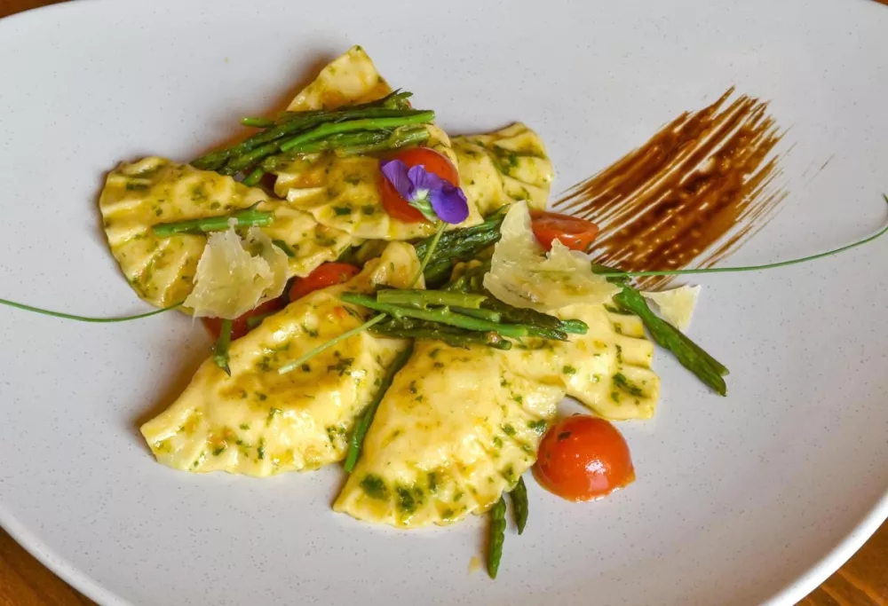 Domači ravioli s &scaron;parglji in skuto (Foto: Rino Gropuzzo)