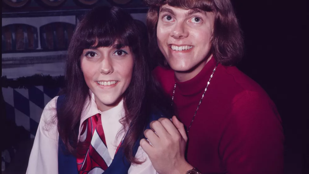 (MANDATORY CREDIT Koh Hasebe/Shinko Music/Getty Images) Karen Carpenter (left) and Richard Carpenter (right) of The Carpenters, photo session in Tokyo, Japan, 2nd June 1972. (Photo by Koh Hasebe/Shinko Music/Getty Images)