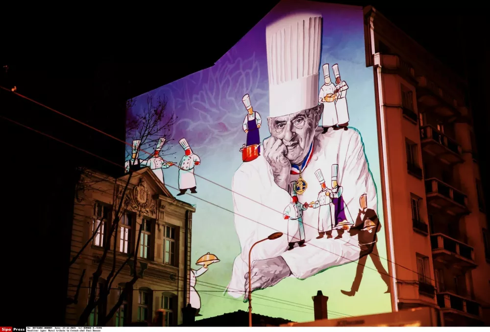 In front of Halle Bocuse in Lyon, cours Lafayette, is located on the facade of a building, the mural depicting a gigantic portrait of the French chef Paul Bocuse. This mural was performed in honor of the famous chef Paul Bocuse, for 50 years of three Michelin stars. Since December 21, 2015, a luminous projection animates the evening mural and traces the life of the famous Lyon chef.The mural was designed by artists from the CiteCreation workshop, accompanied by students from the ECohlCite art school. This new mural is now part of the circuit of painted walls, which is among the major tourist attractions of the city of Lyon. Lyon / France / December 27, 2015./KONRADK_114109/Credit:KONRAD K./SIPA/1512281147,Image: 270094036, License: Rights-managed, Restrictions:, Model Release: no / Foto: Profimedia