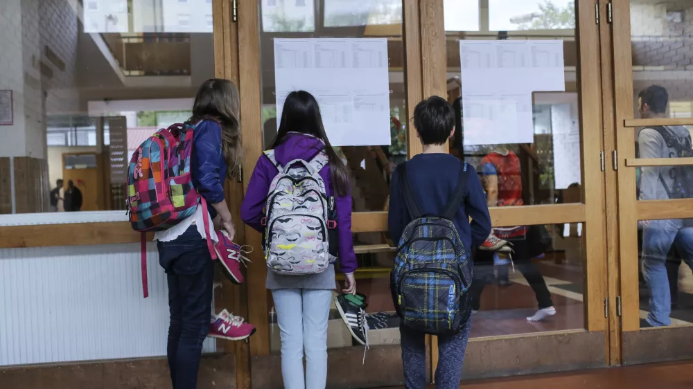 - Osnovna &scaron;ola Valentina Vodnika v Ljubljani - &scaron;olski hodnik - osnovno&scaron;olci - učenci - &scaron;olstvo    - 07.05.2015 - Nacionalno preverjanje znanja (NPZ) v osnovnih &scaron;olah - pisno preverjanje znanja iz maternega jezika za učence 6. in 9. razreda -    //FOTO: Jaka Gasar