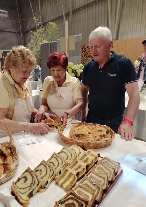 Dru&scaron;tvo kmetic Ajda je ponujalo potice, pite in drobno pecivo. / Foto: Mojca Marot