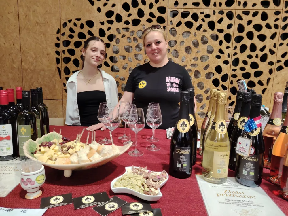 Lara in Katja Marič iz Petrovč s ponudbo eko vin in penin Marič. / Foto: Mojca Marot