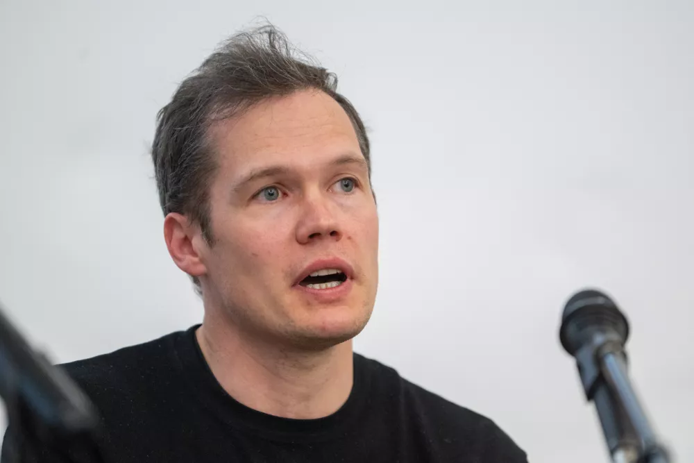 Ljubljana, avditorij Moderne galerije.Novinarska konferenca pred odprtjem paviljona Slovenije na 61. umetnostni razstavi La Biennale di Venezia.Umetnik Nonument Milos Kosec. 