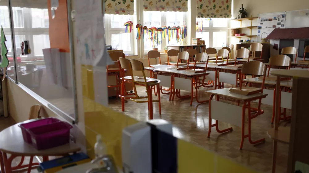 - &scaron;olstvo - Osnovna &scaron;ola Trnovo - razred - ni pouka- Splo&scaron;na stavka dela javnega sektorja 2012 zaradi varčevalnih ukrepov vlade - sodelovalo med 80.000 in 90.000 javnih uslužbencev v dejavnostih &scaron;olstva, vzgoje, zdravstva, socialnega varstva, policije in veterine. protest-javni uslužbenci //FOTO: Jaka Gasar