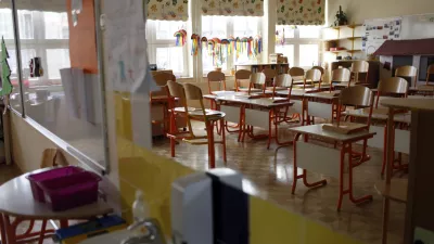 - &scaron;olstvo - Osnovna &scaron;ola Trnovo - razred - ni pouka- Splo&scaron;na stavka dela javnega sektorja 2012 zaradi varčevalnih ukrepov vlade - sodelovalo med 80.000 in 90.000 javnih uslužbencev v dejavnostih &scaron;olstva, vzgoje, zdravstva, socialnega varstva, policije in veterine. protest-javni uslužbenci //FOTO: Jaka Gasar