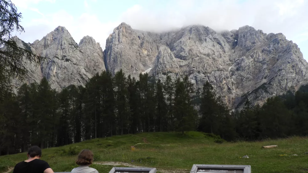 pogled na Prisojnik, Ajdovska deklica Vr&scaron;i&scaron;ka, Ruska cesta