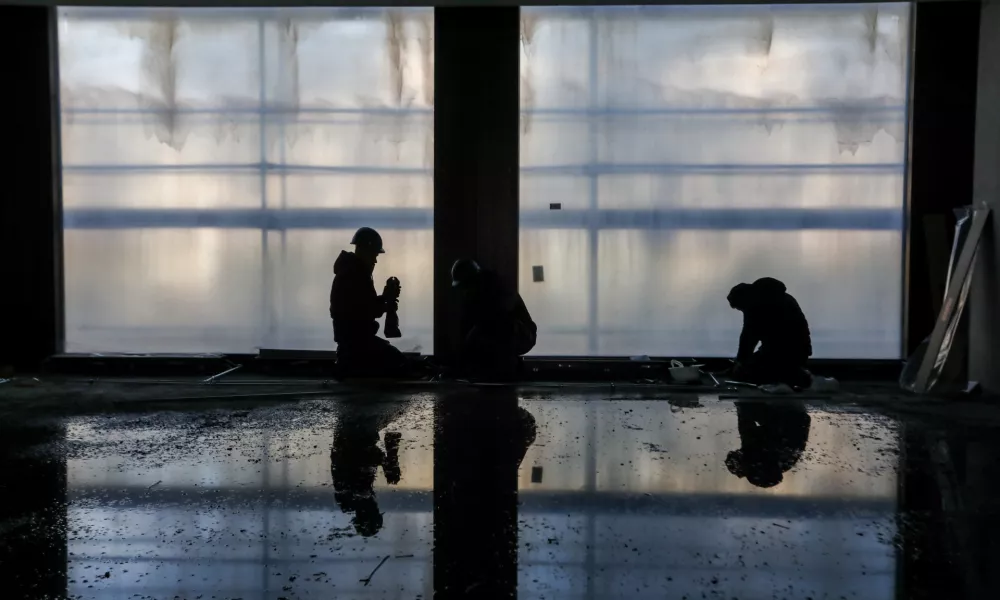 - Simbolična fotografija,Gradbeni&scaron;tvo, gradbeni delavci,- 29.01.2025. - Vodeni ogled gradnje poslovno stanovanjskega objekta Vilharia, ki ga gradi podjetje Corwin iz Slova&scaron;ke.//FOTO: Bojan Velikonja / Foto: Bojan Velikonja