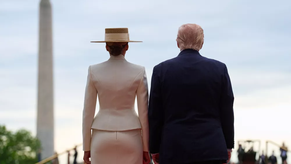 President Donald Trump and first lady Melania Trump wait for the arrival of Britain's King Charles III and Queen Camilla, as seen from the Diplomatic Reception Room, during a State Visit arrival ceremony on the South Lawn of the White House, Tuesday, April 28, 2026, in Washington. (AP Photo/Jacquelyn Martin) / Foto: Jacquelyn Martin