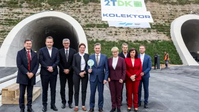 - Dr. Robert Golob, predsednik vlade RS,- mag. Alenka Bratu&scaron;ek, ministrica za infrastrukturo,- Du&scaron;an Mes, generalni direktor Slovenskih železnic,- Jerneja Jug Jer&scaron;e, vodja Pedstavni&scaron;tva Evropske komisije v Sloveniji, - Marko Brezigar, direktor 2TDK,- Matej Oset, Generalni direktor 2TDK- Stojan Petrič, predsednik nadzornega sveta Kolektor,- Alenka &Scaron;trucl Dovgan, županja občine Divača,- Marko Movrin, DRI,- 11.03.2026. - Slavnostni dogodek ob prevoznosti proge Divača Koper, 2. tir.//FOTO: Bojan Velikonja