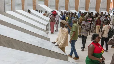 People visit the newly inaugurated mausoleum for Burkina Faso's legendary leader Thomas Sankara in Ouagadougou, Saturday, May 17, 2025 (AP Photo) / Foto: Ap