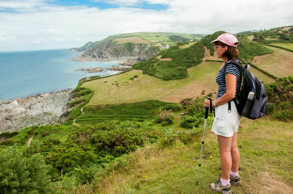 Lee Bay viewed by woman hiker / Foto: Mark-poley