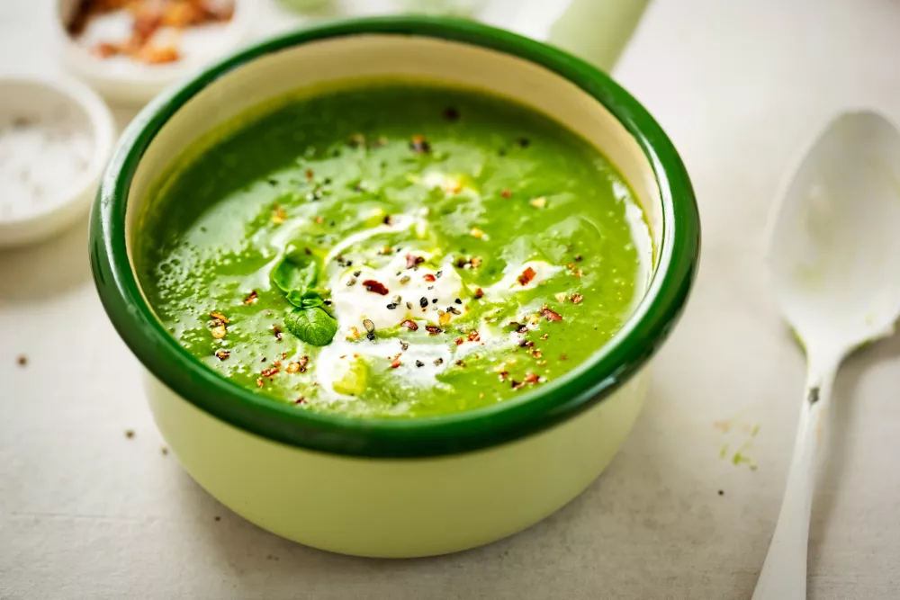 Broccoli spinach pea cream soup with cream and chilli flakes / Foto: Bartosz Luczak