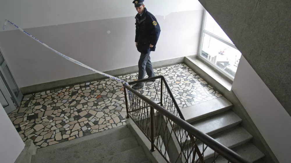 Prizori&scaron;če umora Litostrojska cesta 10- umor 28-letnega Ljubljančana Mustafe Rastoderja, ki so ga v njegovem kletnem stanovanju ubili streli iz pi&scaron;tole, s katero naj bi usodne noči streljal brat njegovega dekleta.- pokojni se je sprl z 21-letno partnerico, s katero pogosto prepirala in pretepala. Po prepiru je mladenka vsa nervozna odvihrala nadstropje vi&scaron;je, kjer je živela njena mati in jo začela pretepati. Dekle se tokrat nad materjo ni zneslo prvič, saj so 21-letnici že pred časom odredili prepoved približevanja materinemu stanovanju. Ker je odredbo kr&scaron;ila, so jo policisti aretirali že v ponedeljek nekaj minut pred polnočjo.Pokojni je po prepiru zapustil stanovanje in se vrnil nekaj pred drugo uro. Kmalu zatem je v njegovo stanovanje vlomil osumljenec in v Rastoderja izstrelil več (&scaron;tiri ali pet) nabojev. Zjutraj so na&scaron;li Rastoderja mrtvega v postelji. //FOTO: Luka CjuhaOPOMBA: ZA OBJAVO V ČASOPISU DNEVNIK / Foto: Luka Cjuha