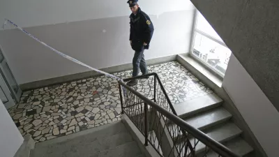 Prizori&scaron;če umora Litostrojska cesta 10- umor 28-letnega Ljubljančana Mustafe Rastoderja, ki so ga v njegovem kletnem stanovanju ubili streli iz pi&scaron;tole, s katero naj bi usodne noči streljal brat njegovega dekleta.- pokojni se je sprl z 21-letno partnerico, s katero pogosto prepirala in pretepala. Po prepiru je mladenka vsa nervozna odvihrala nadstropje vi&scaron;je, kjer je živela njena mati in jo začela pretepati. Dekle se tokrat nad materjo ni zneslo prvič, saj so 21-letnici že pred časom odredili prepoved približevanja materinemu stanovanju. Ker je odredbo kr&scaron;ila, so jo policisti aretirali že v ponedeljek nekaj minut pred polnočjo.Pokojni je po prepiru zapustil stanovanje in se vrnil nekaj pred drugo uro. Kmalu zatem je v njegovo stanovanje vlomil osumljenec in v Rastoderja izstrelil več (&scaron;tiri ali pet) nabojev. Zjutraj so na&scaron;li Rastoderja mrtvega v postelji. //FOTO: Luka CjuhaOPOMBA: ZA OBJAVO V ČASOPISU DNEVNIK / Foto: Luka Cjuha