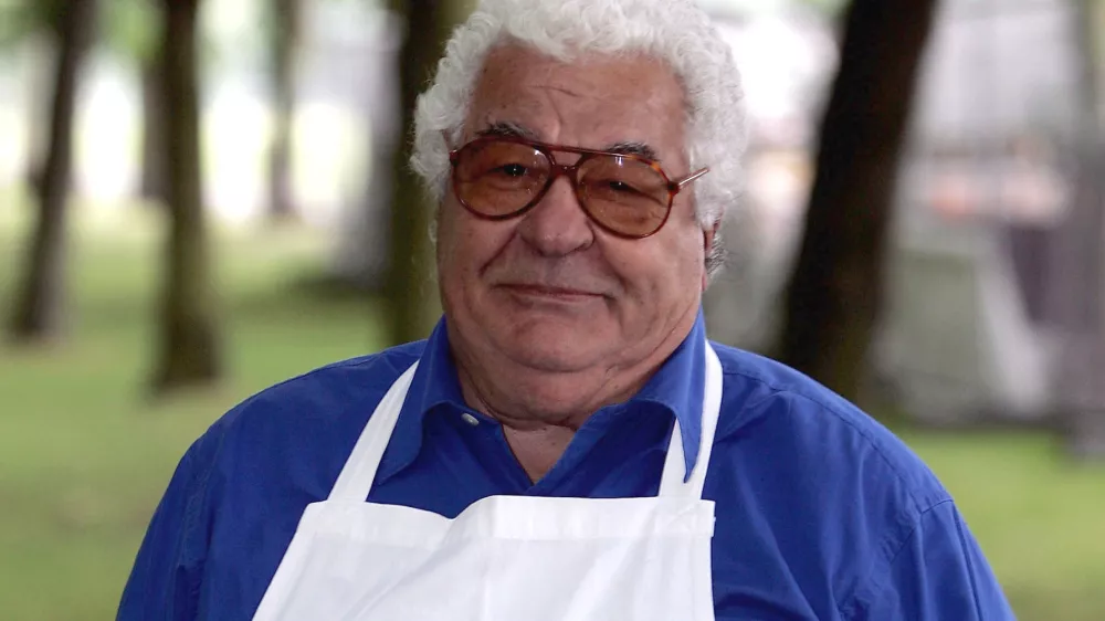 LONDON - JUNE 15: Celebrity chef Antonio Carluccio poses at a photocall to promote "Taste Of London" in Regent's Park on June 15, 2005 in London, England. The four day food extravaganza brings 35 mini versions of famous London restaurants to the Park from June 16-19. (Photo by Gareth Cattermole/Getty Images) / Foto: Gareth Cattermole