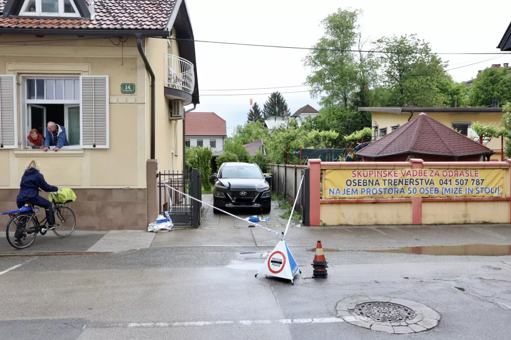Zabodena ženska je zbežala na ulico. / Foto: Jaka Gasar
