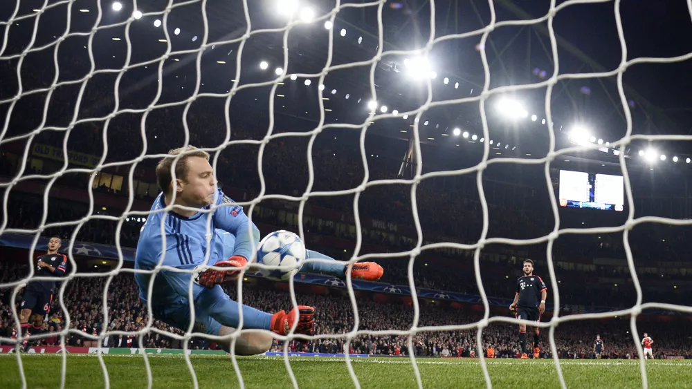 Neuer v dresu Bayerna v akciji proti Arsenalu oktobra 2015. / Foto: Reuters