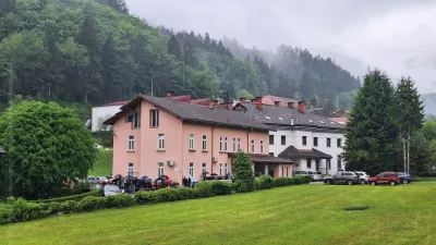 Vrsta za zdravnika pred zdravstveno postajo v Cerknem. / Foto: Ermin Oblak