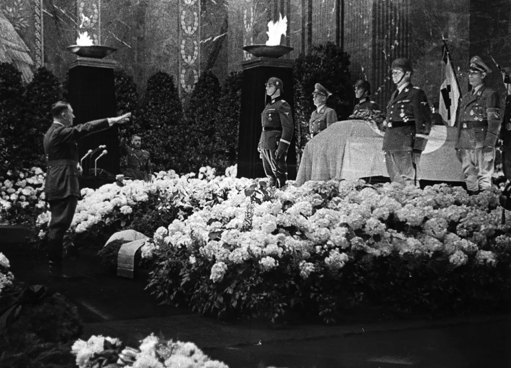 Spominska slovesnost za Reinharda Heydricha, na kateri Adolf Hitler z dvignjeno roko počasti pokojnika. / Foto: Wikipedija