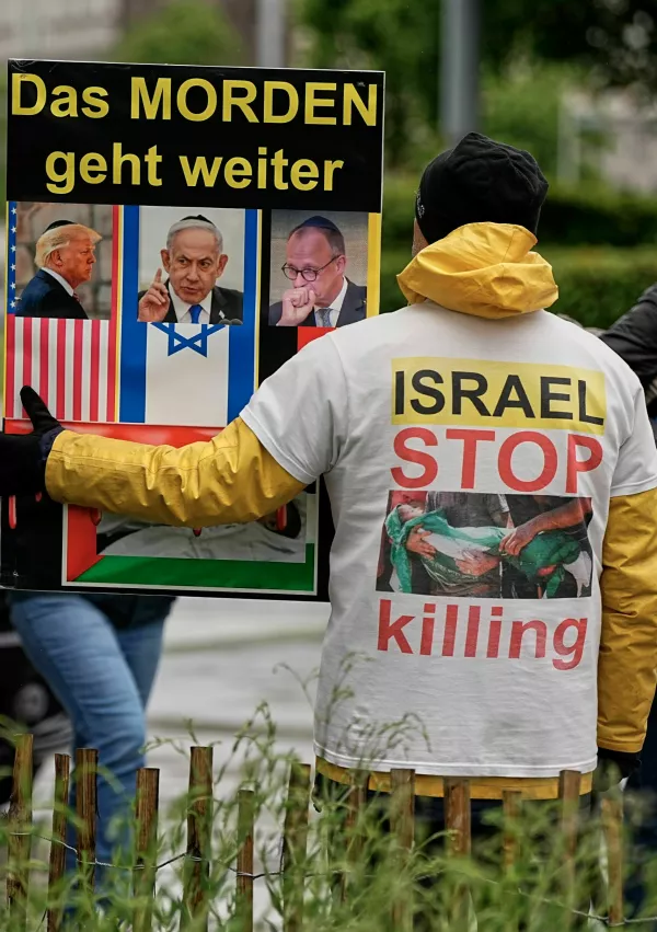 Protestnik na Dunaju pred sobotnim finalom. / Foto: AP