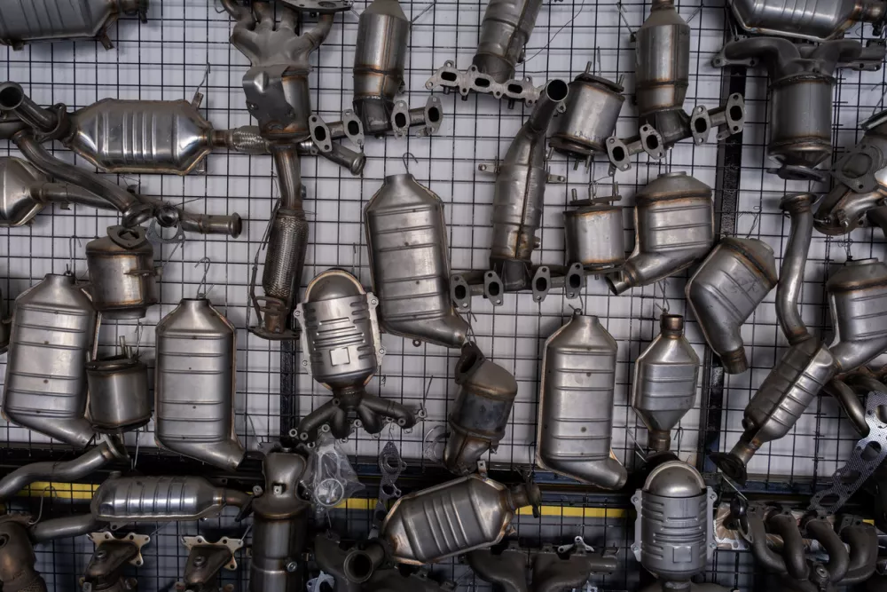 Car exhaust and manifold hanging on the wall / Foto: Onderortel