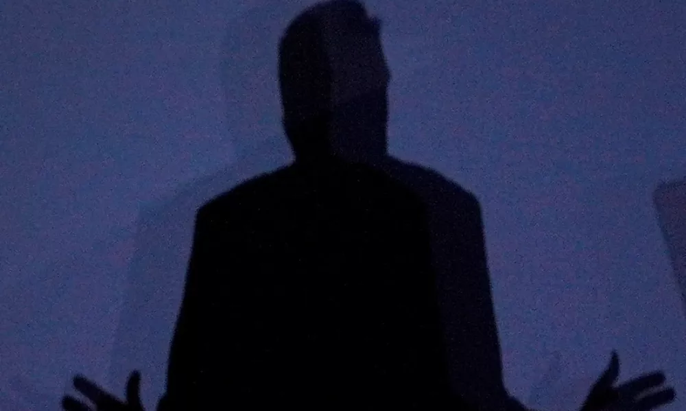 U.S. President Donald Trump is silhouetted during the National Republican Congressional Committee (NRCC) annual fundraising dinner in Washington, D.C., U.S., March 25, 2026. REUTERS/Ken Cedeno / Foto: Ken Cedeno