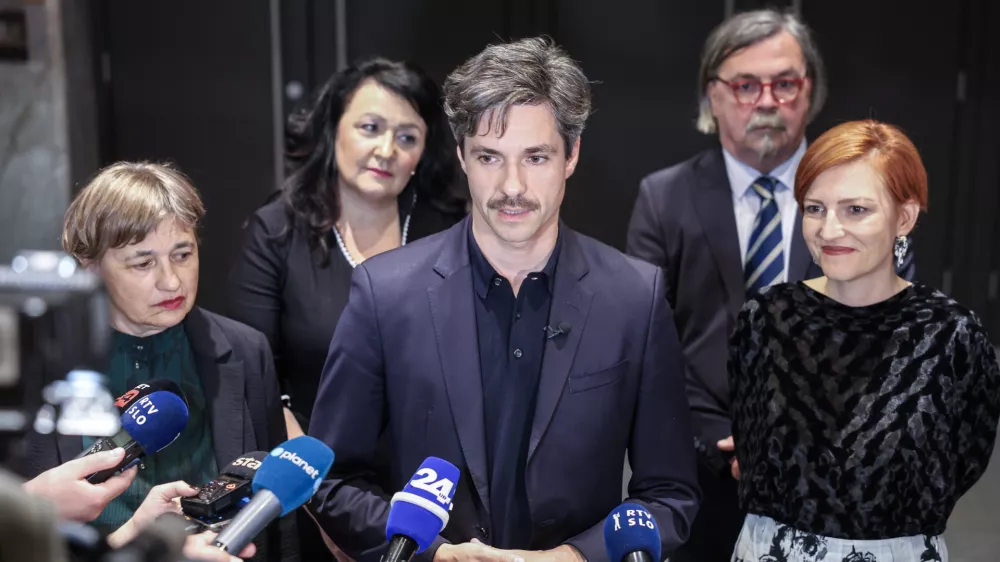 stranka Levica - Tina Brecelj, Asta Vrečko, Vlado &Scaron;ega, Nata&scaron;a Sukič, Luka Mesec- 10.04.2026 - ustanovna seja novega sklica DZ, ki jo je sklicala predsednica republike Nata&scaron;a Pirc Musar; seja se je začela z imenovanjem predsednika in podpredsednika mandatno-volilne komisije, sledila je prekinitev, pol ure po prekinitvi pa se je začela seja mandatno-volilne komisije DZ za pripravo druge točke dnevnega reda; v nadaljevanju seje DZ so potrjevali mandate poslancem in volili predsednika DZ//FOTO: Jaka Gasar
