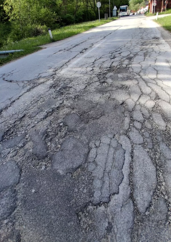 Močno po&scaron;kodovano cesti&scaron;če v občini Žalec. Sredstev za vzdrževanje občinskih cest ni nikoli dovolj in jih bo manj tudi v prihodnje, pravijo na občini Žalec. / Foto: Katja Petrovec