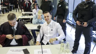prvoobtoženi Klemen Kadivec in odvetnik Branko Gvozdić- 24.01.2023 – glavna obravnava primer Kavaški klan –– sojenje domnevnim članom slovenskega dela Kavaškega klana, ta izvira iz Črne gore – tožilstvo očita, da naj bi vsaj od decembra 2018 do maja 2021 na območju več držav v okviru hierarhično organizirane kriminalne združbe na veliko trgovali z drogo.//FOTO: Jaka Gasar