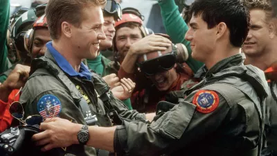 Iceman (Val Kilmer): "You can be my wingman anytime." Maverick (Tom Cruise): "Bullshit. You can be mine." Eden izmed zimzelenih citatov prvega Top Guna. Foto: Paramount Pictures