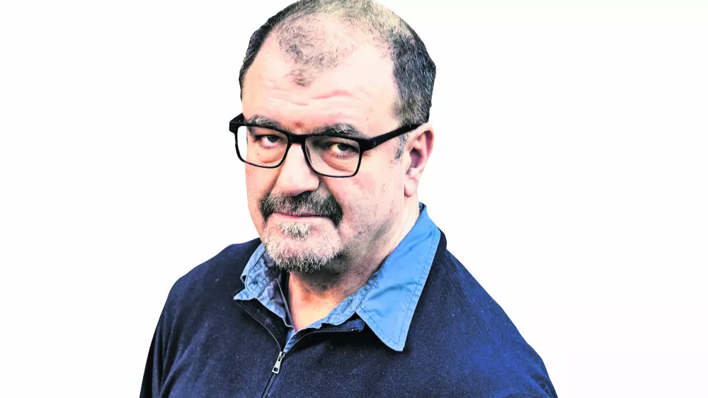 Ahmed Burić, kolumnist Dnevnika------COLORPSAV PERMANENT PROSIM !!!