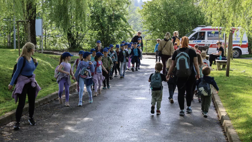 - 07.05.2026 - pohod ob žici za otroke - POT, pst, pot spominov in tovari&scaron;tva//FOTO: Jaka Gasar