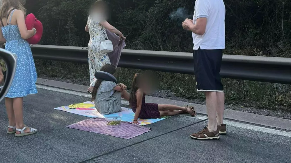 Počivanje ob cesti med zastojem