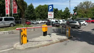 Po&scaron;kodovani rampi na parkiri&scaron;ču trgovine. Foto: Dnevnik