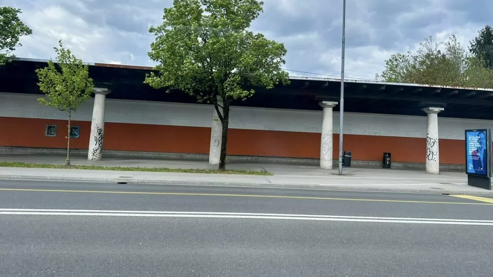 Nova barva, stari problemi: Plečnikov stadion razpada, zidovi pa v novi podobi