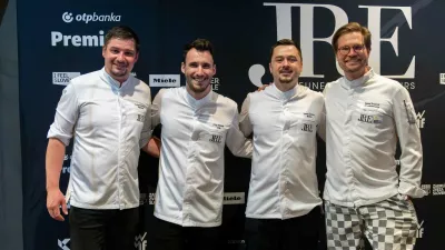 Tomaž Bratovž* s pozdravčki in penino Black&White Radgonskih goric, nato pa so gostje za mizo spoznavali različne izraze sodobne slovenske kulinarike. *Filip Matjaž* je pripravil hobotničino lazanjo, *Andrej Smogavc* pujsa s krompirjevim njokom in črnim česnom, *David Žefran*