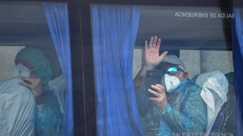 Potnik na avtobusu po izkrcanju s križarke MV Hondius v pristani&scaron;ču Granadilla na Kanarskih otokih v &Scaron;paniji. /&nbsp; Foto: AP