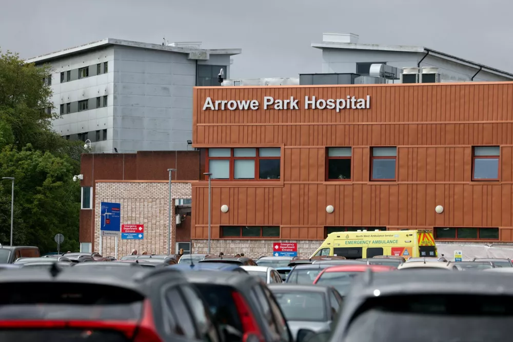 Britanske potnike so po evakuaciji prepeljali v izolacijo v bolni&scaron;nico Arrowe Park Hospital v Birkenheadu. / Foto: Reuters