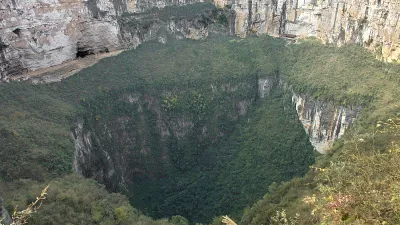 Xiaozhai Tiankeng je od najnižje točke roba navpične stene globoka 511 m, zgornji del pa ima premer 600 m. / Foto: Brookqi/wikipedia