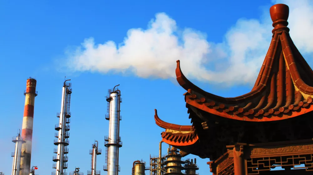 --FILE--View of an oil refinery of Shandong Hengyuan Petrochemical Co. in Dezhou city, east China's Shandong province, 27 December 2013.A Chinese private refiner that agreed to buy a stake in Royal Dutch Shell's Malaysia oil refinery will focus on expanding overseas while limiting domestic investment, the company's chairman told Reuters in an interview on Thursday (10). Shandong Hengyuan Petrochemical Co last month agreed to buy a 51 percent stake in Shell Refining Co Malaysia for $66.3 million, becoming one of China's few non-major refining firms that own an overseas refinery asset. Shell Refining's main asset is the 156,000 barrels-per-day refinery at Port Dickson that mainly provides fuel to the domestic market. Facing a surplus in Chinese refining capacity, the Shandong firm wants to boost the trading of oil products by working with Shell, and also expand the higher-value chemicals business at its plant in the eastern province of Shandong, said Wang Youde, chairman of Hengyuan Petrochemical.No Use China. No Use France.