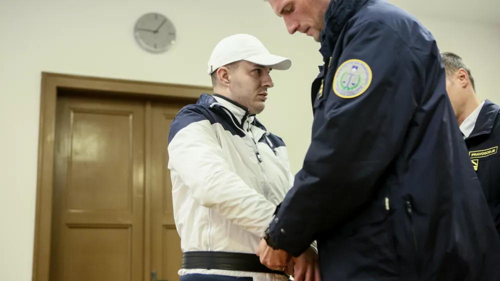 Sojenje &scaron;est let "čakalo v predalu": Zabodel strica, zdaj skrbi za babico, ki jo je porezal