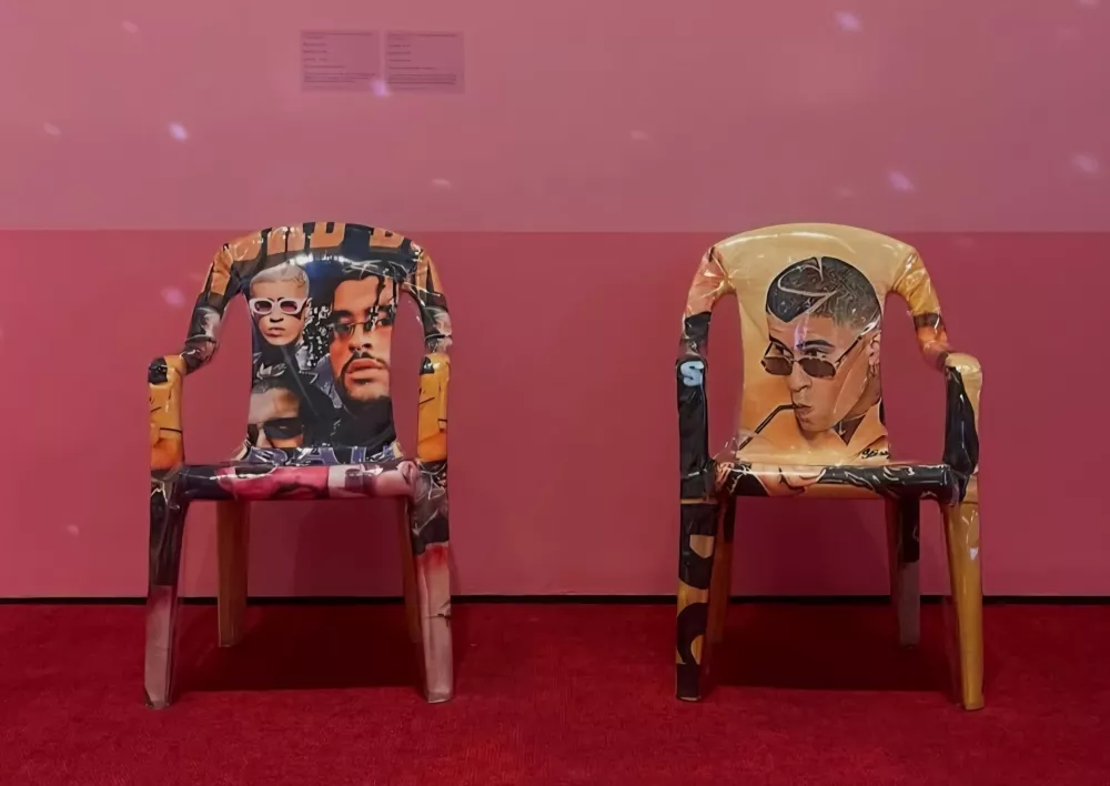 Serija stolov z motivi Bad Bunnyja, ki jih umetnica ustvarja zadnje leto in pol, predstavlja nekoliko drugačno vrsto sodobne ikonografije. 